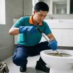Xử lý bồn cầu bị nghẹt bằng dụng cụ thông tắc chuyên dụng