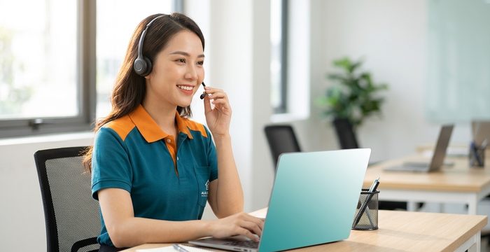 Nhân viên tổng đài Thợ Sửa Nhà tiếp nhận yêu cầu sửa chữa qua điện thoại